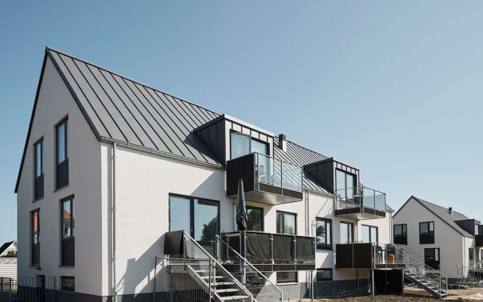 Hässliches Entlein wird mit Stahlprofilen zum schönen Schwan, Viktoriagade 17 und 19, 9400 Nørresundby, Dänemark